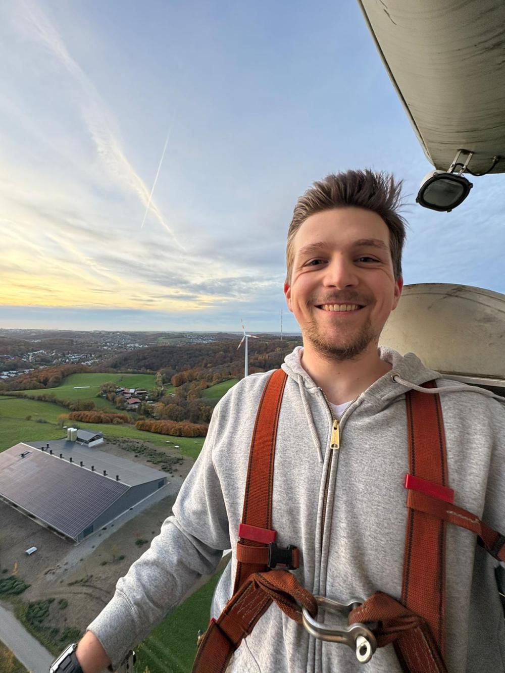 Unser Mitglied Milan Misic bei der Wartung einer Windkraftanlage